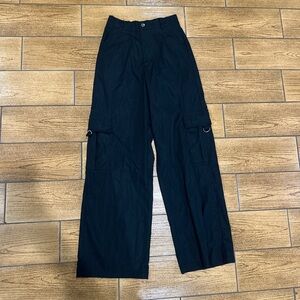 Black women’s cargo pants size small